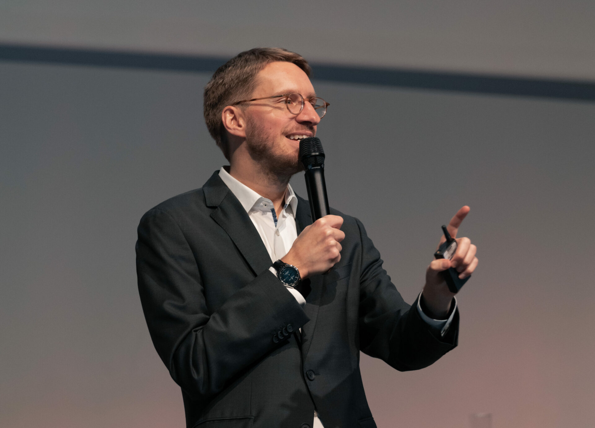 Giles Daoust prenant la parole lors d'une allocution.